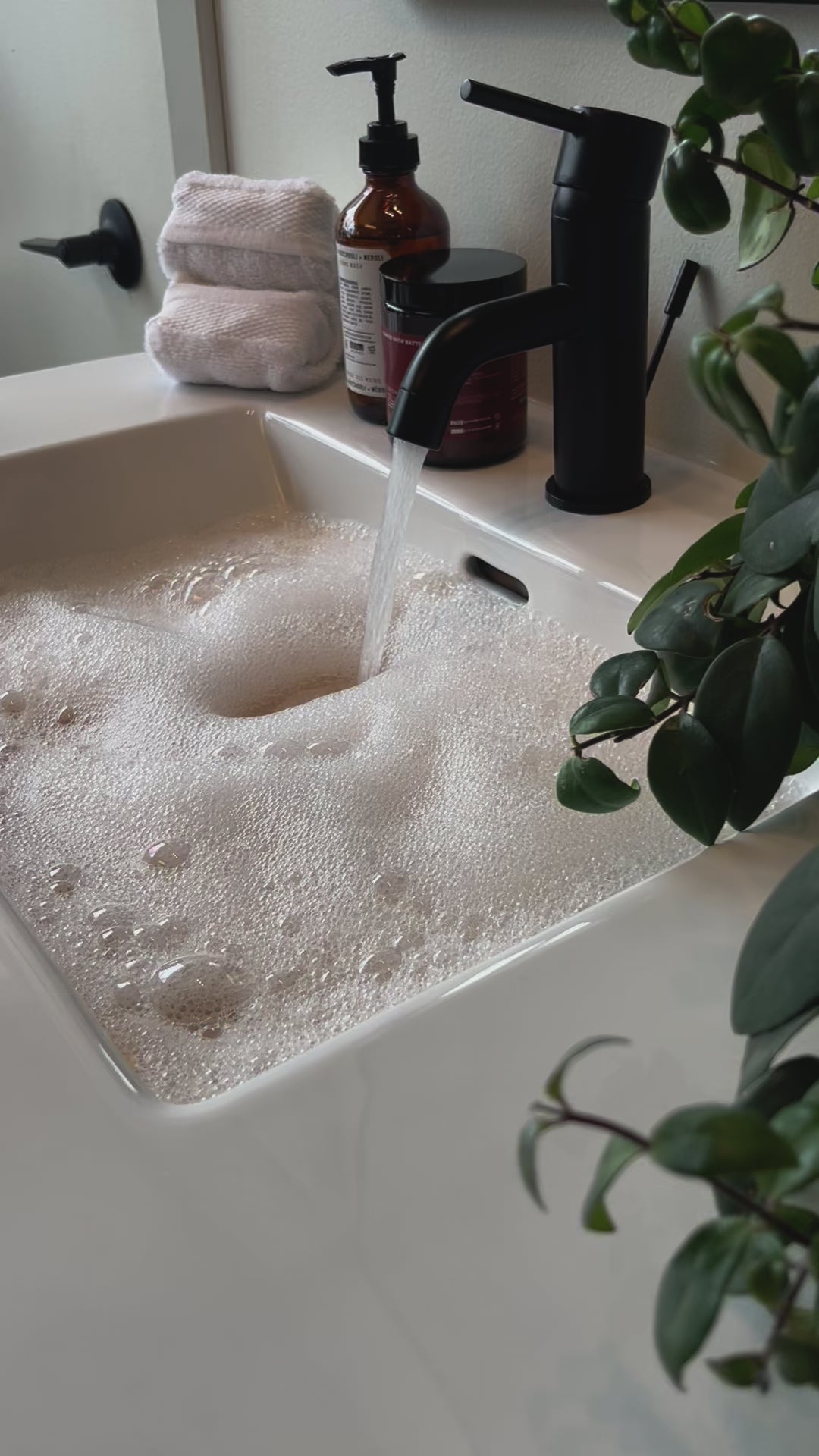 Sandalwood and Jasmine pH-Balanced Bubble Bath